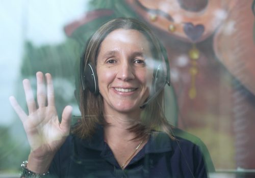 Paciente durante una audiometría tonal en cabina sonoamortiguada de Clínicas Para Oír Mejor